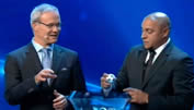 Hier schummelt Roberto Carlos bei der CL-Auslosung