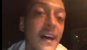 Mesut Özil zeigt seine Gesangskünste