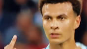 Dele Alli zeigt Mitspieler Kyle Walker den Mittelfinger