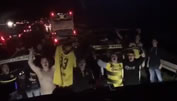 BVB-Fans feiern Mannschaft auf der Autobahn