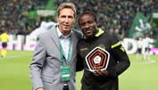 Seydou Doumbia erhält den «Target Twister»