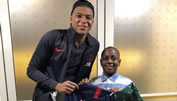 Kylian Mbappé geht an Krücken