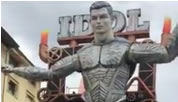 Riesen-Ronaldo fährt durch die Strassen