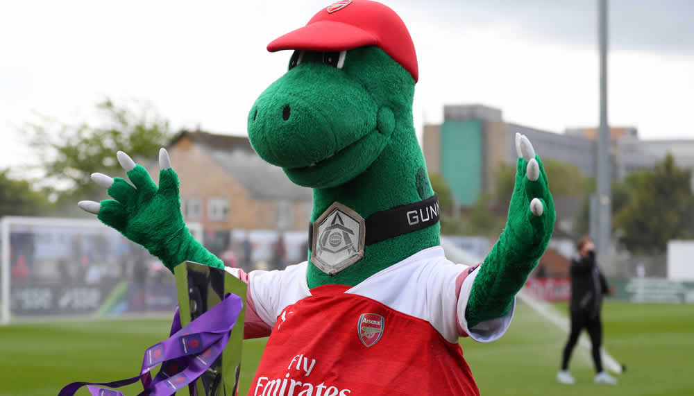 Mesut Özil will Arsenal-Maskottchen Gunnersaurus retten