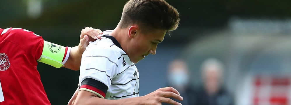 Fc Bayern Bvb Im Direktduell Um 15 Jahriges Mittelfeldtalent