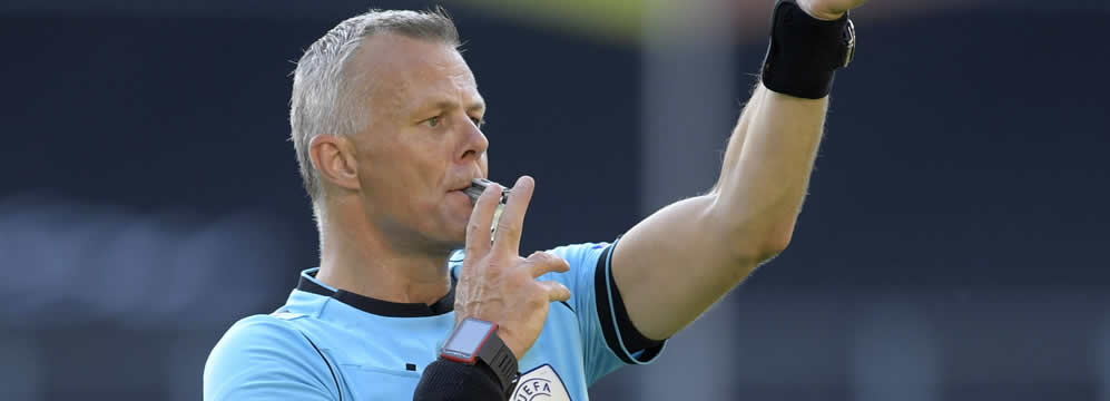 Der niederländische Referee Björn Kuipers pfeift den EM-Final