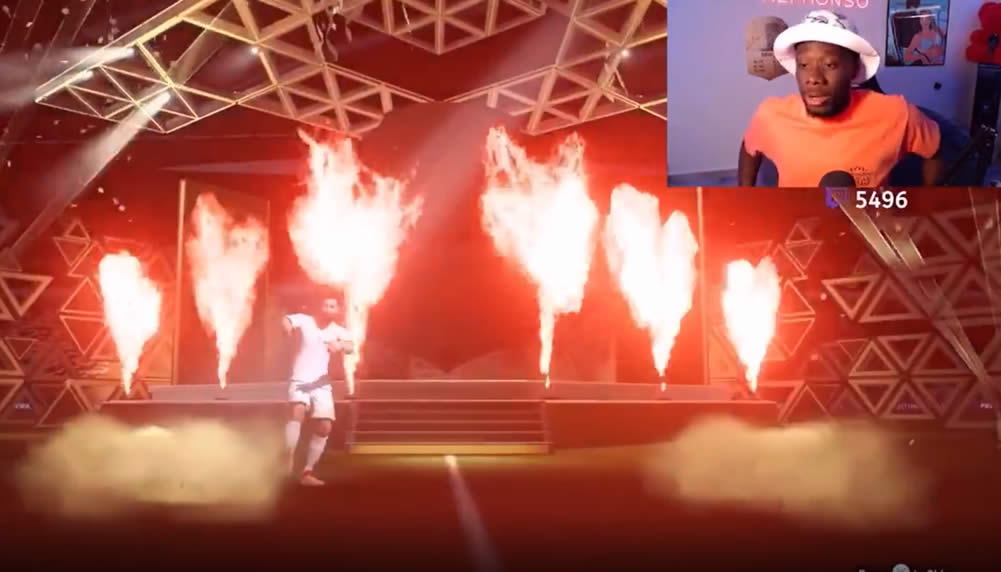 Alphonso Davies zieht Messi bei FIFA 22 und rastet aus