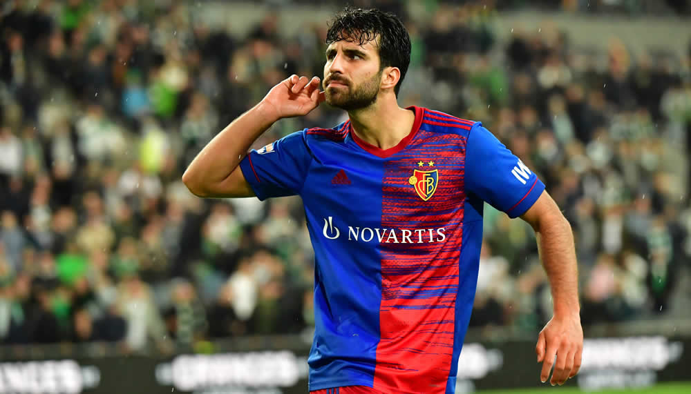 Eray Cömert schaut sich Besiktas-Spiel an