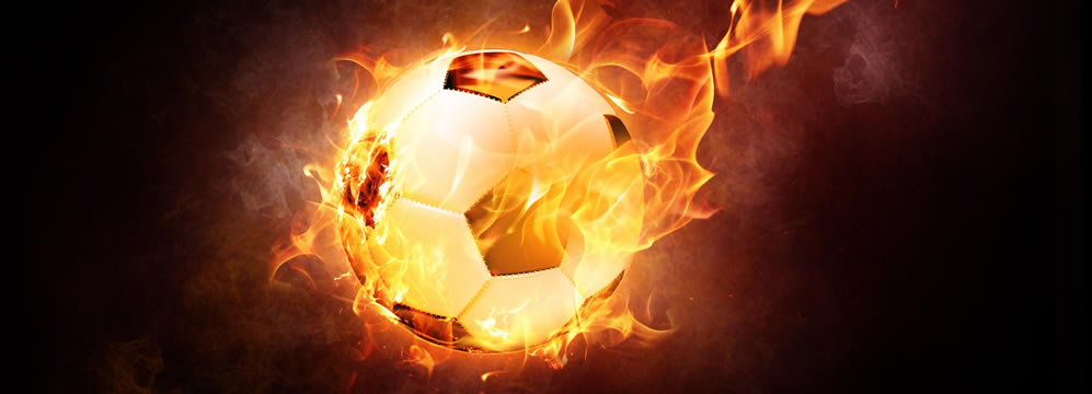 Fussball, umschlossen von Flammen auf einem dunklen Hintergrund