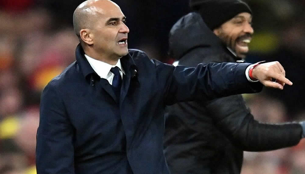 Belgiens Nationaltrainer Roberto Martinez spricht mit Everton