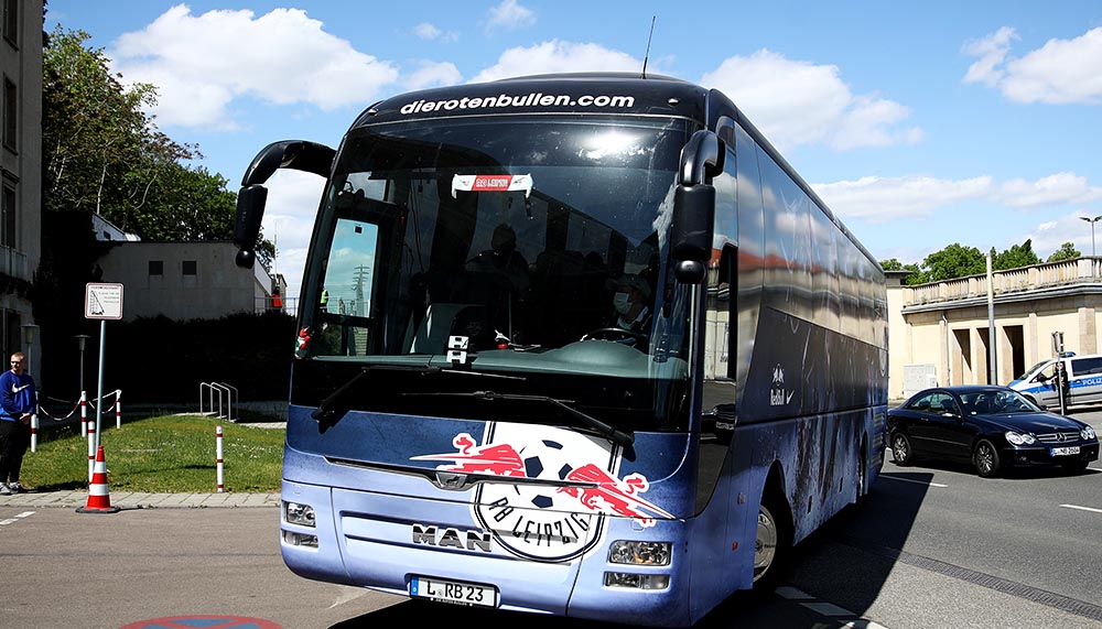 Bei Fahrt zum Spiel gegen Bochum: Bus von RB Leipzig baut Unfall