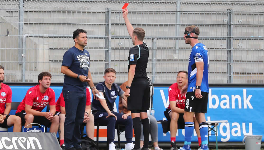 Glatt Rot! Uli Forte muss bei Arminia-Debüt auf die Tribüne