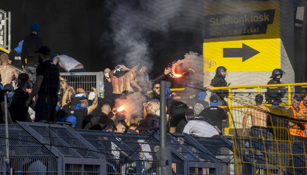 Kopenhagen-Fans werfen Pyrofackeln – Marius Wolf wird beinahe getroffen