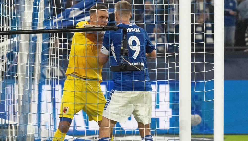 Schalke-Stürmer Simon Terodde attackiert nach Schlusspfiff Augsburg-Goalie