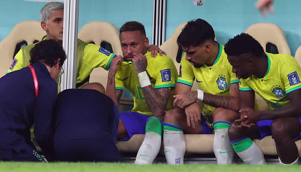 Neymar weint verletzt auf der Bank – Tite gibt Entwarnung