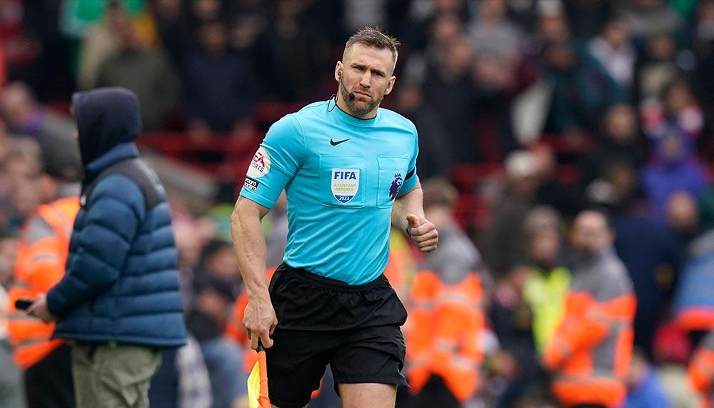 Linienrichtiger schlägt Robertson Ellbogen ins Gesicht