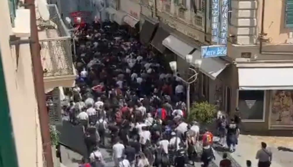 Die FCB-Fans marschieren durch die Strassen von Sanremo