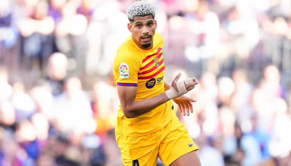 Borussia Dortmund ist an Barça-Star Ronald Araujo dran