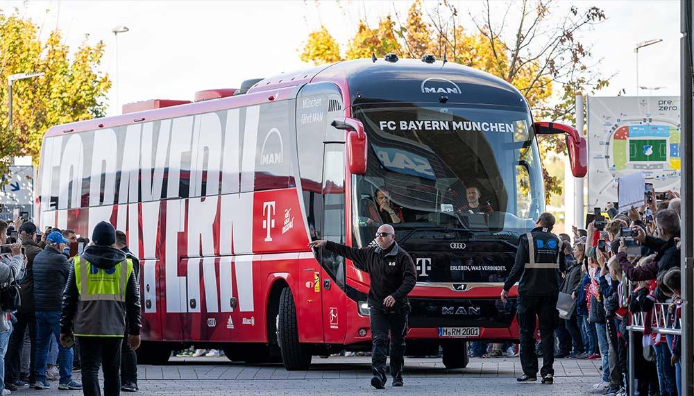 Bei Spiel in Bremen: Attacke auf Bayern-Bus