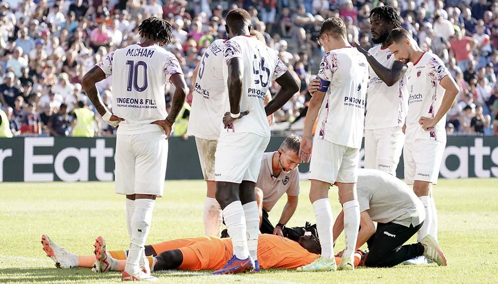 Skandal in Frankreich: Goalie muss nach Pyro-Angriff vom Feld