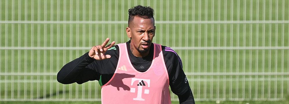 Der FC Bayern lässt Jérôme Boateng weiter mittrainieren
