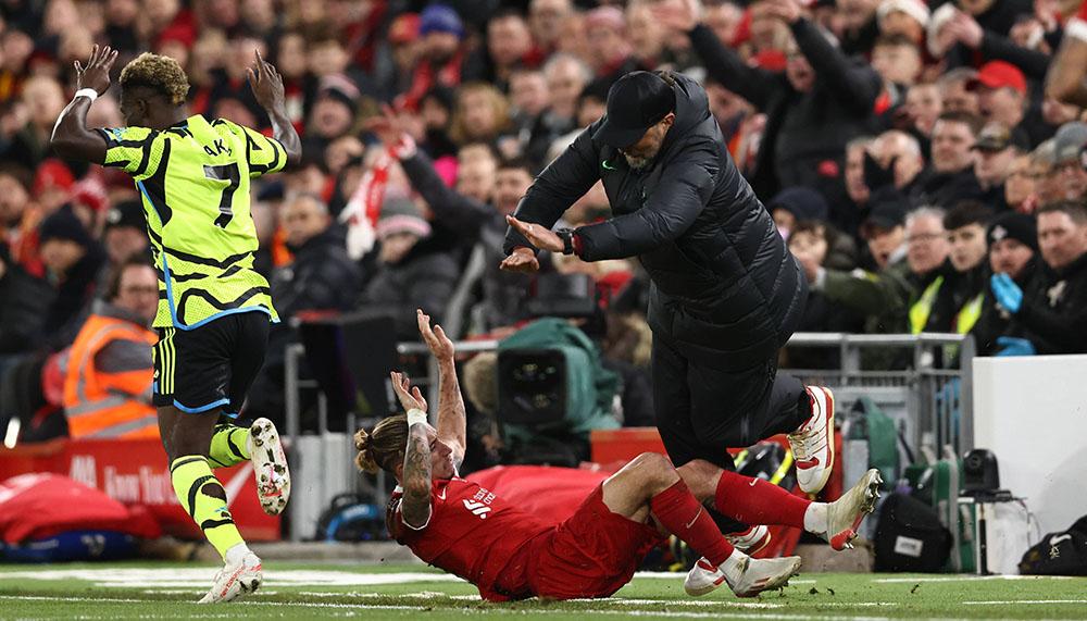 Zusammenprall mit Klopp: Liverpool-Profi muss ins Krankenhaus