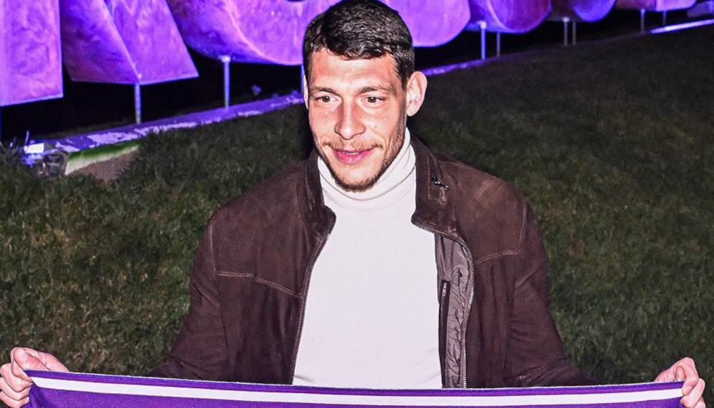 Andrea Belotti posiert mit Fiorentina-Schal
