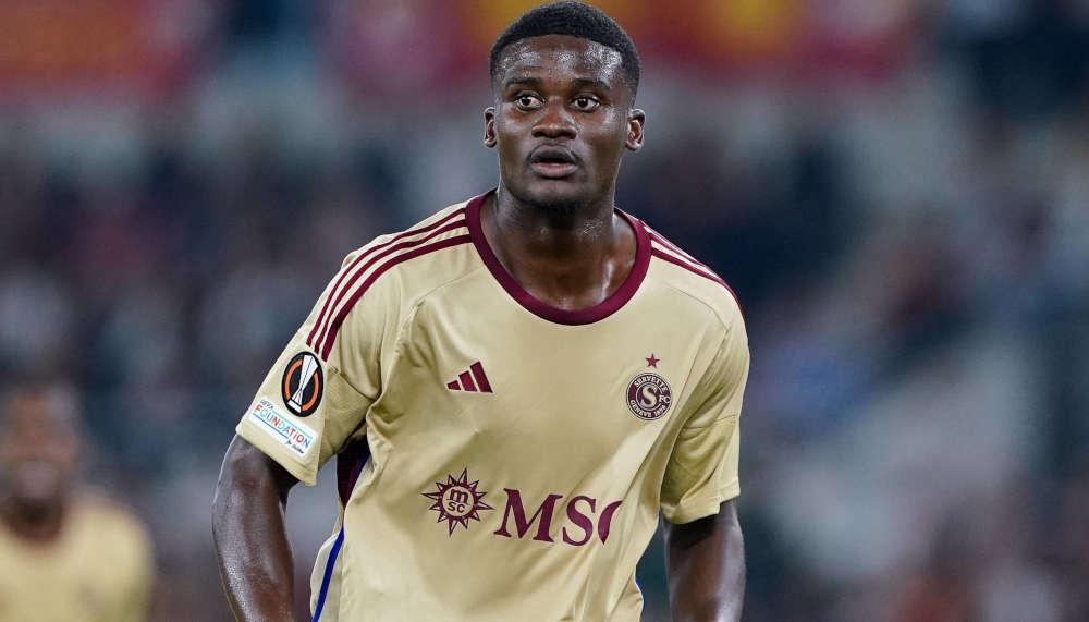 Chris Bedia ist zur Vertragsunterzeichnung in Berlin angekommen