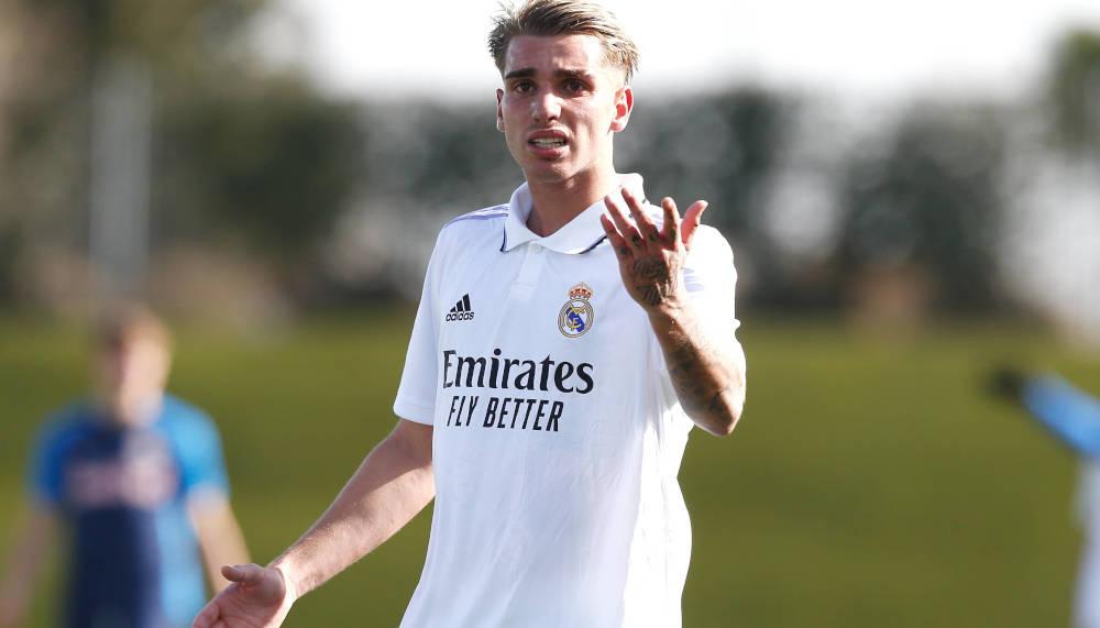 Real-Youngster Iker Bravo kassiert eine Kopfnuss von einem Fan