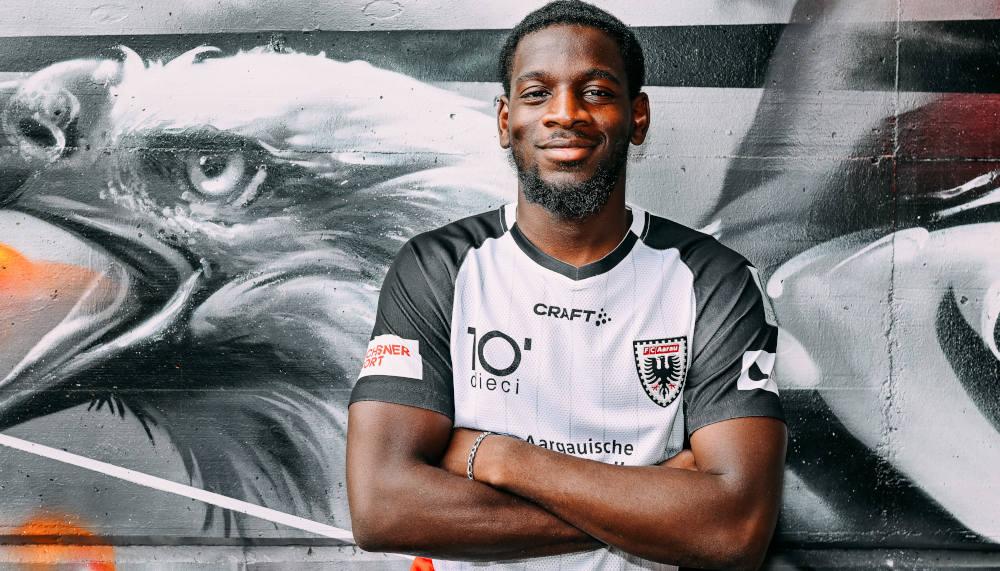 Der FC Aarau tütet Neuzugang Mamadou Fofana ein