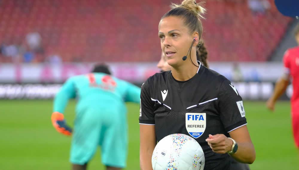 Premiere in der Super League: Komplettes Frauenteam leitet Partie