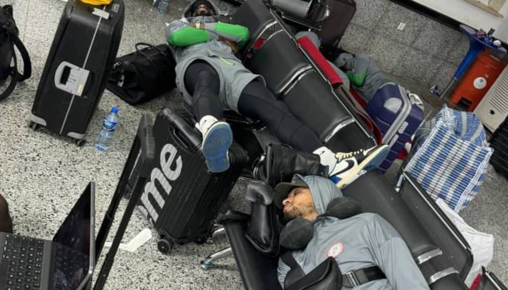 Nigerias Nationalteam steckt 12 Stunden am Flughafen fest