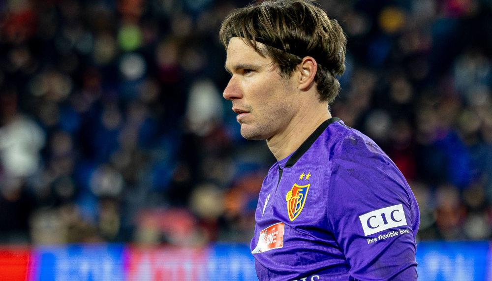 FCB-Goalie Marwin Hitz wettert über den Rasen im Joggeli