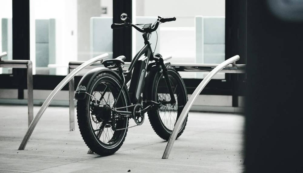 E-Bike vs. Motorrad: Die neue Art, Fahrspass zu erleben