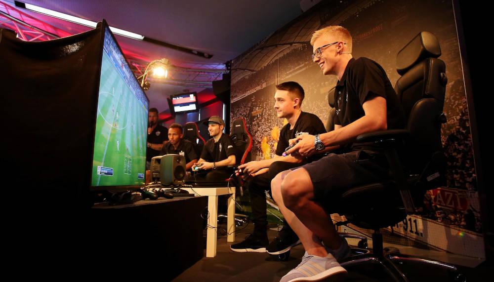 Von der grünen Wiese ins digitale Stadion: Wie eSports und Fussball zusammenwachsen
