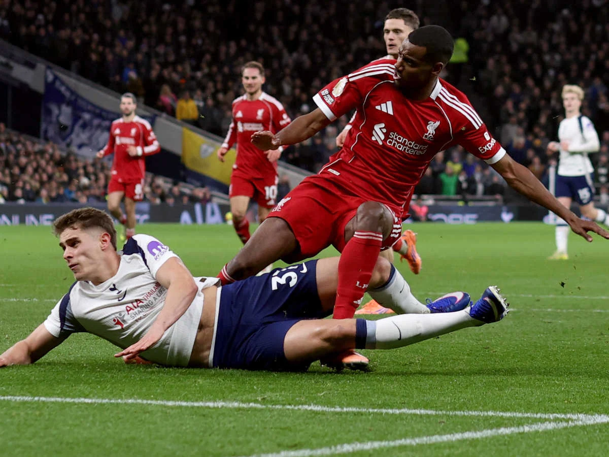 Liverpool-Coach Arne Slot attackiert van de Ven wegen Foul an Isak