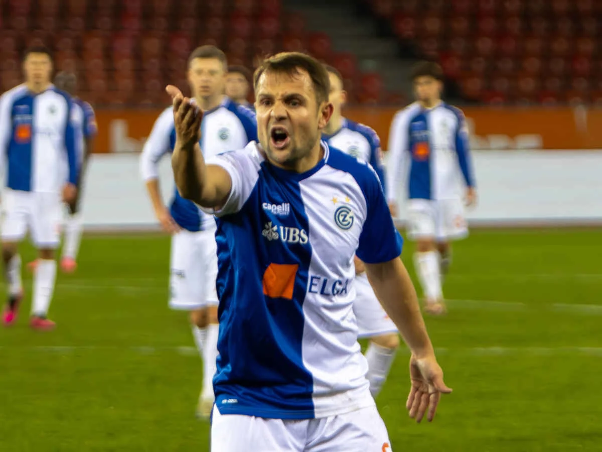 Die Liga bestraft Amir Abrashi nach Tätlichkeit gegen FCB-Profi drakonisch