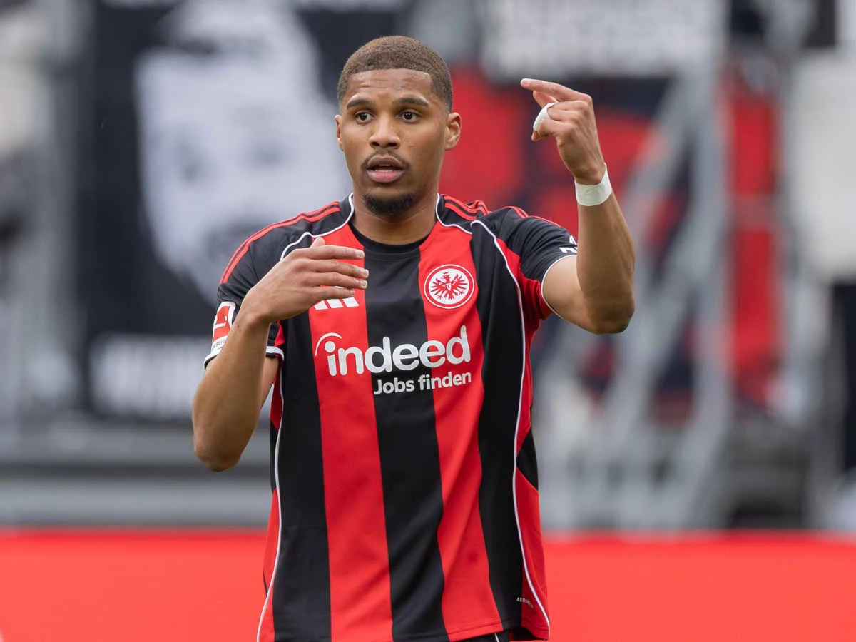 Nati-Verteidiger Aurèle Amenda bedankt sich bei Frankfurt-Boss