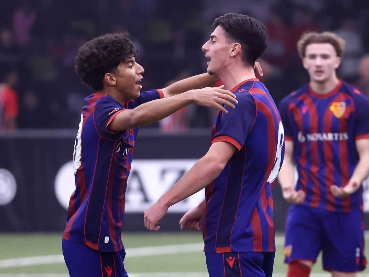 Stephan Lichtsteiner testet beim FCB mehrere U17-Spieler bei den Profis