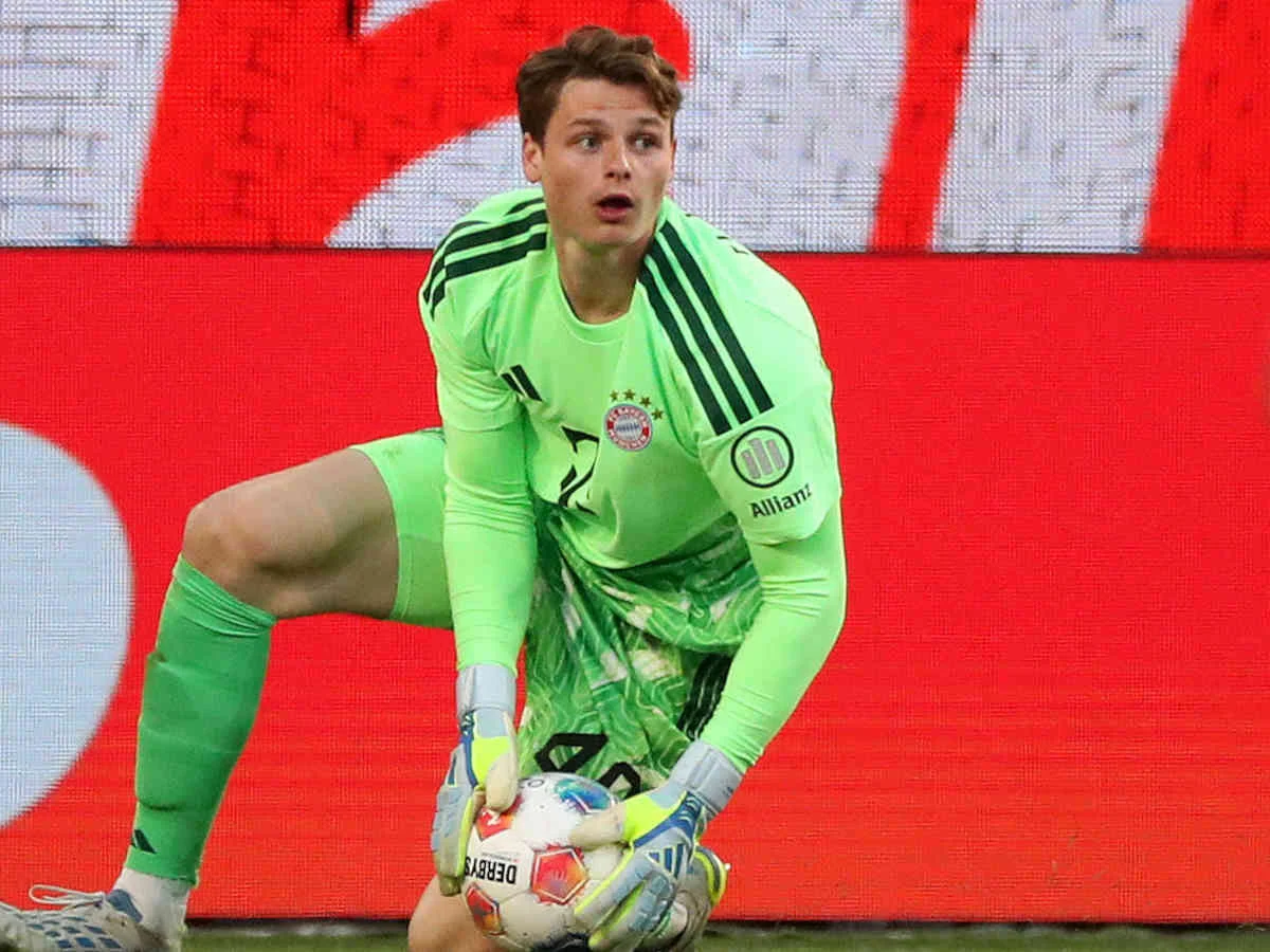 Der FC Bayern muss für Jonas Urbig nachzahlen