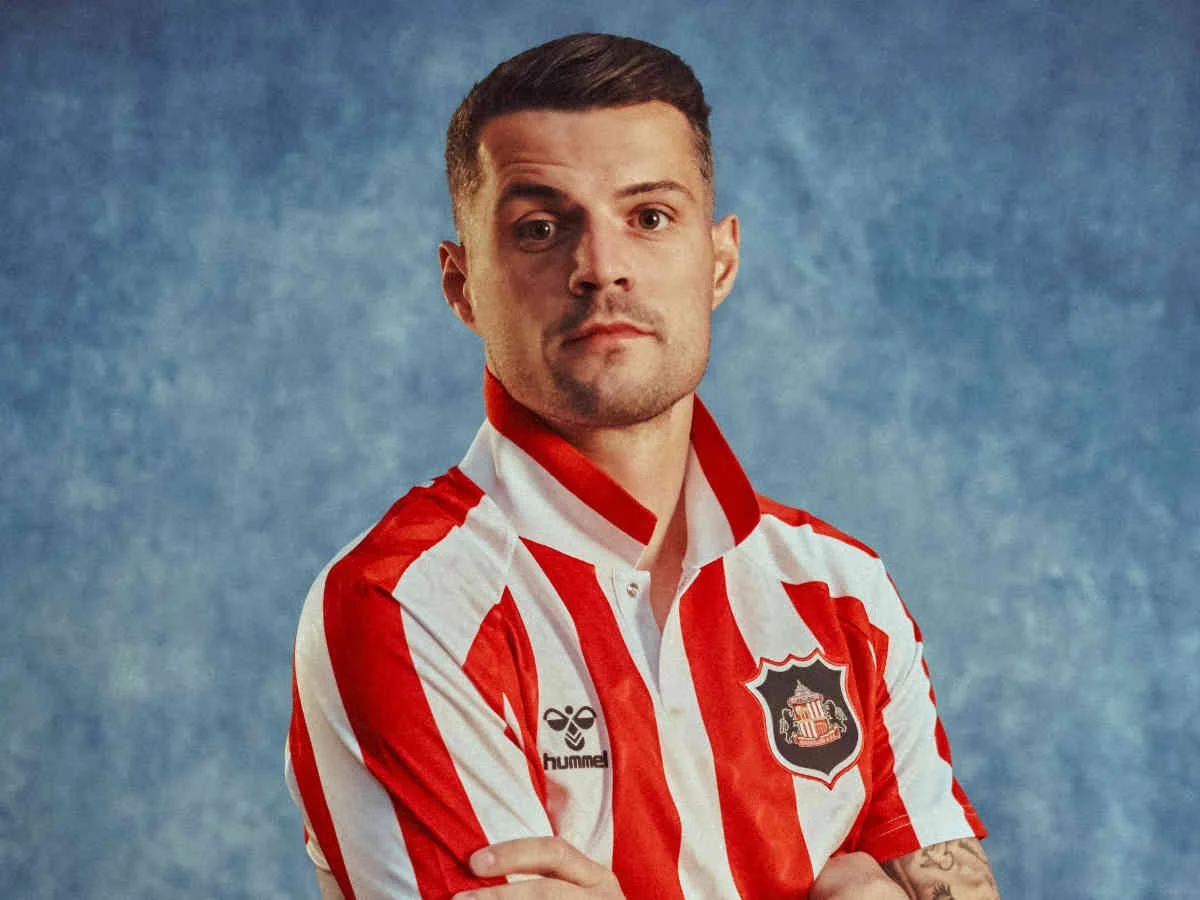 Granit Xhaka zeigt sich im neuen Retro-Heimtrikot von Sunderland