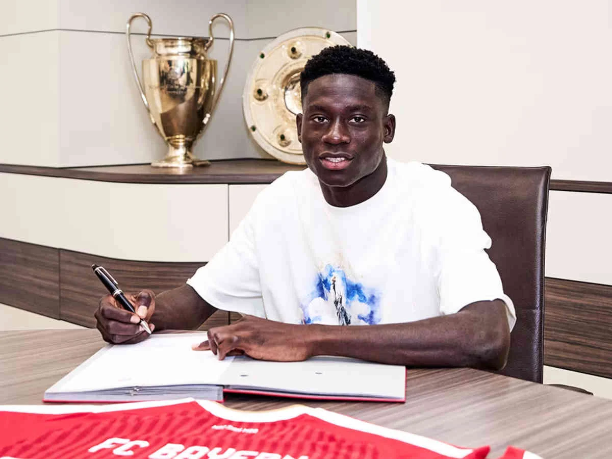 Die Bayern statten Jungstar Bara Sapoko Ndiaye mit Profivertrag aus