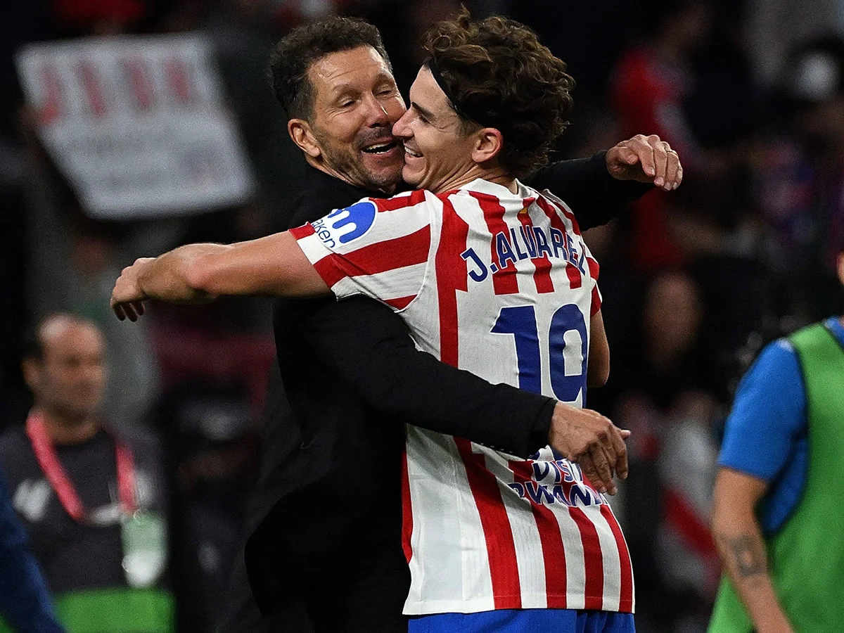 Diego Simeone spricht bei Barça-Wunschspieler Julián Alvarez Klartext