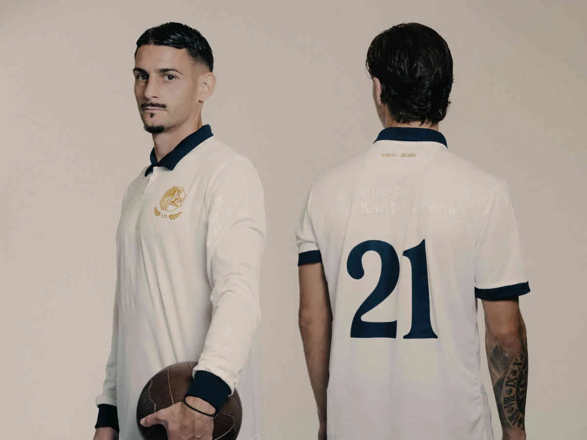 Der FC Luzern stellt sein Jubiläumstrikot in den Fanshop