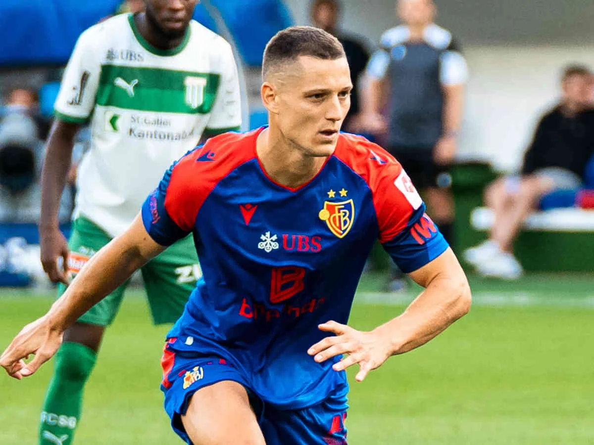 Ein Basler Stürmer spielt in der Nations League gegen die Schweizer Nati