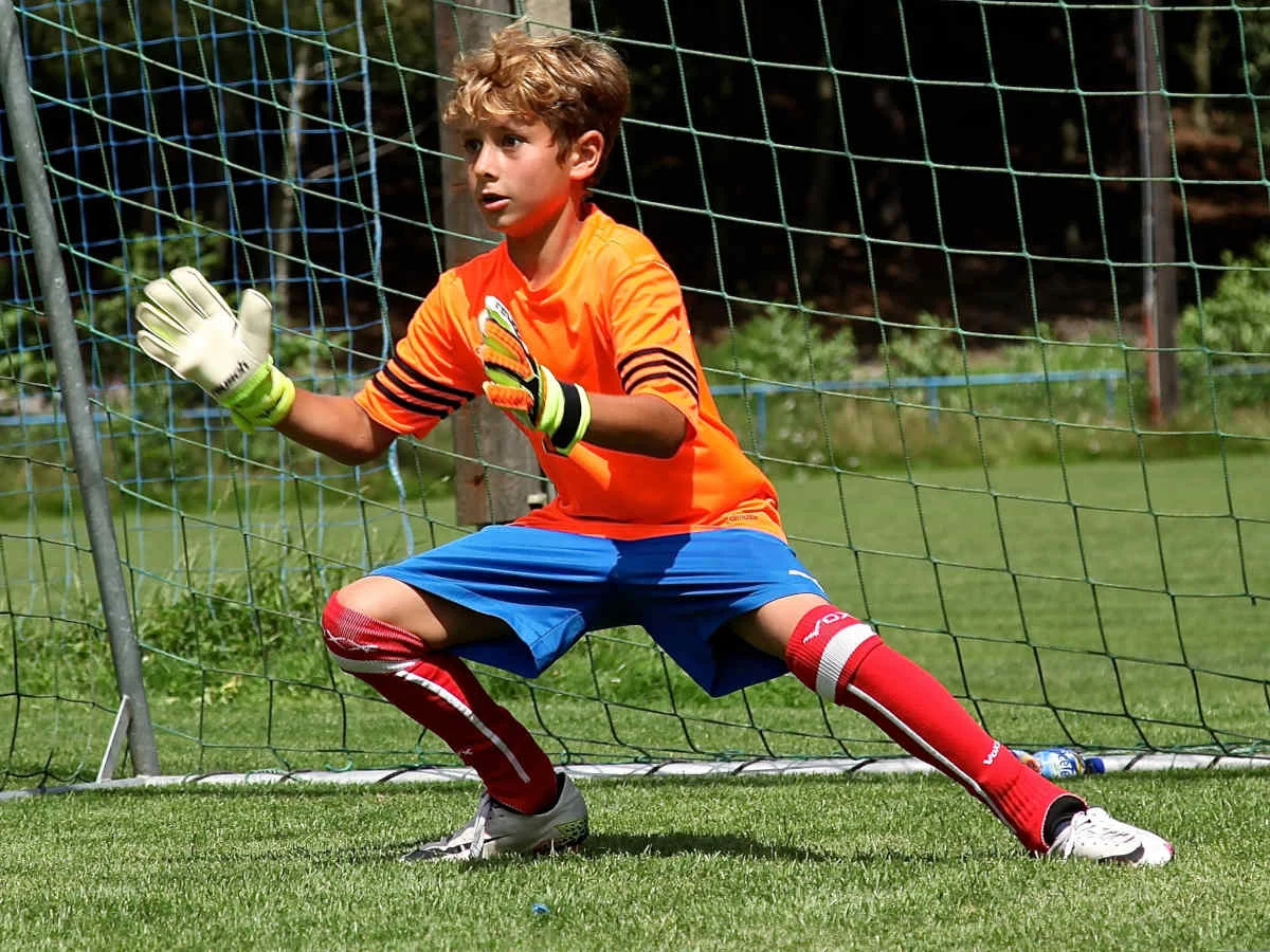 Torwarttraining für Kinder: Übungen nach Alter, Beispiel-Trainingsplan, Ausrüstung und Tipps für Trainer